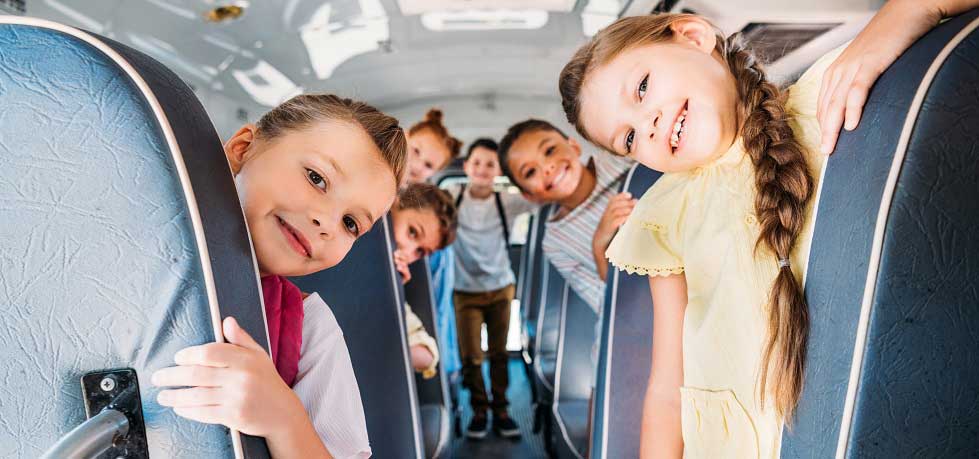Location de bus pour votre voyage scolaire : sécurité, confort et petit prix