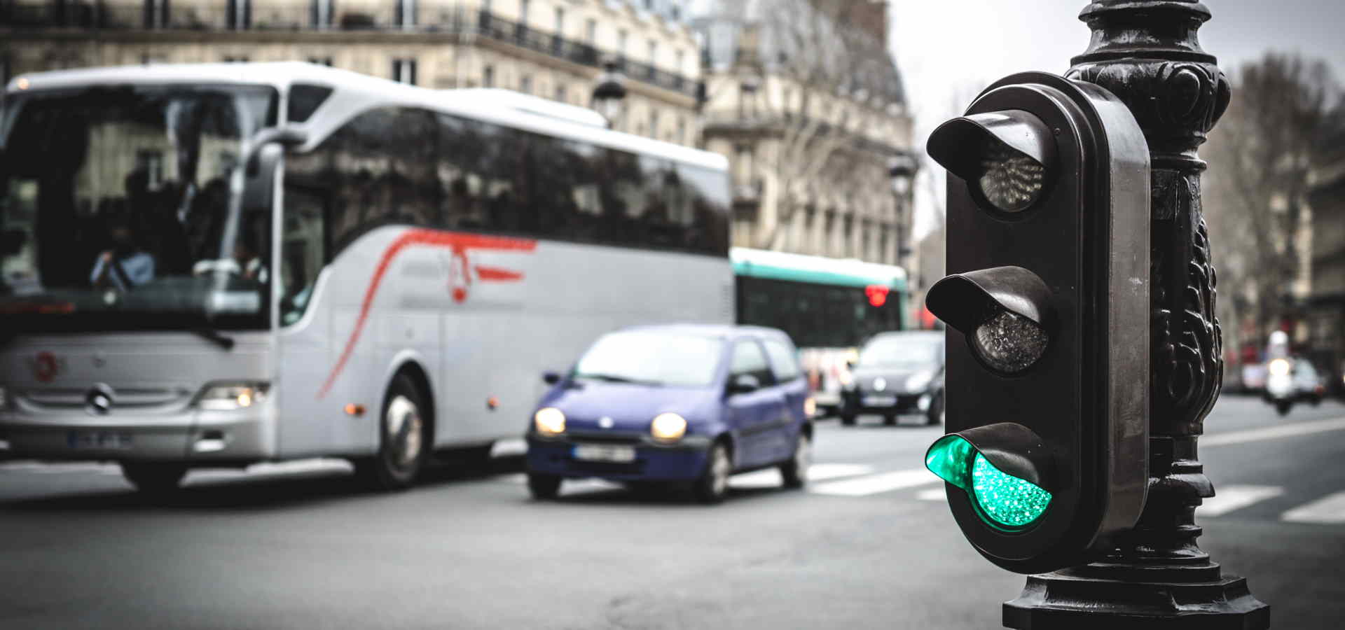 Autocar à Paris devant un feu vert
