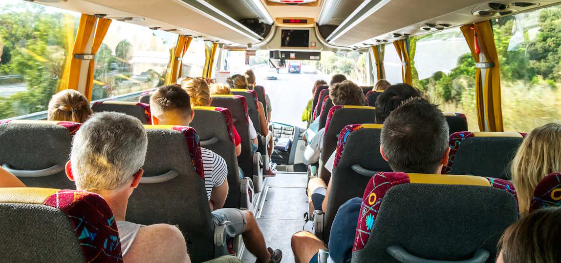 Passagers de dos dans un autocar