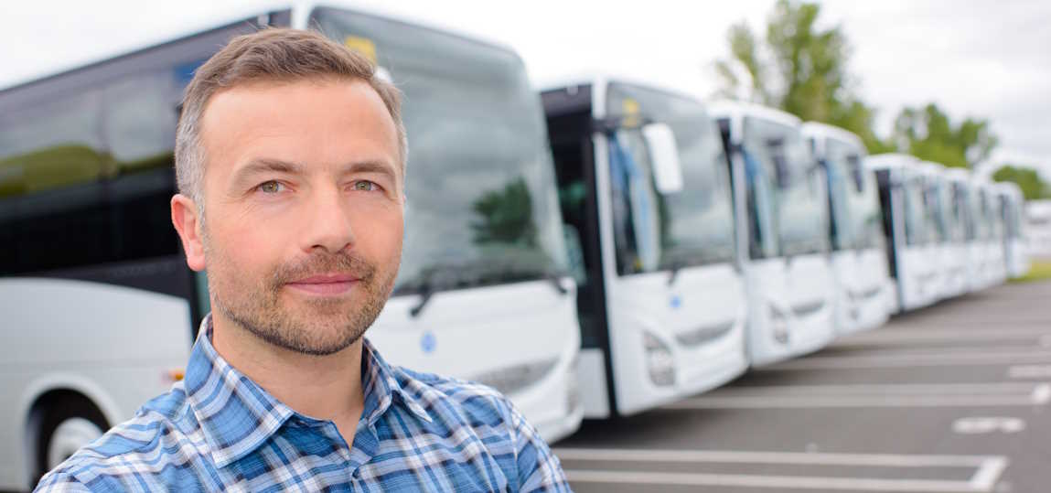 Un autocariste devant sa flotte d'autocars